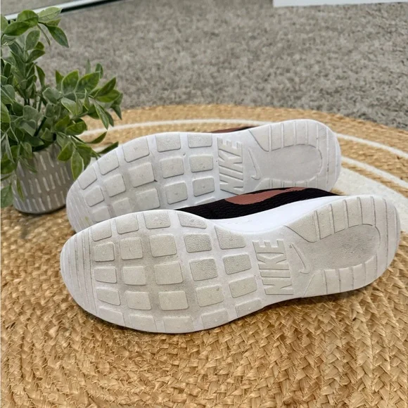 ~Women’s Nike Black Sneakers with metallic Pink Swoosh Size 8.5~ - Picture 4 of 5